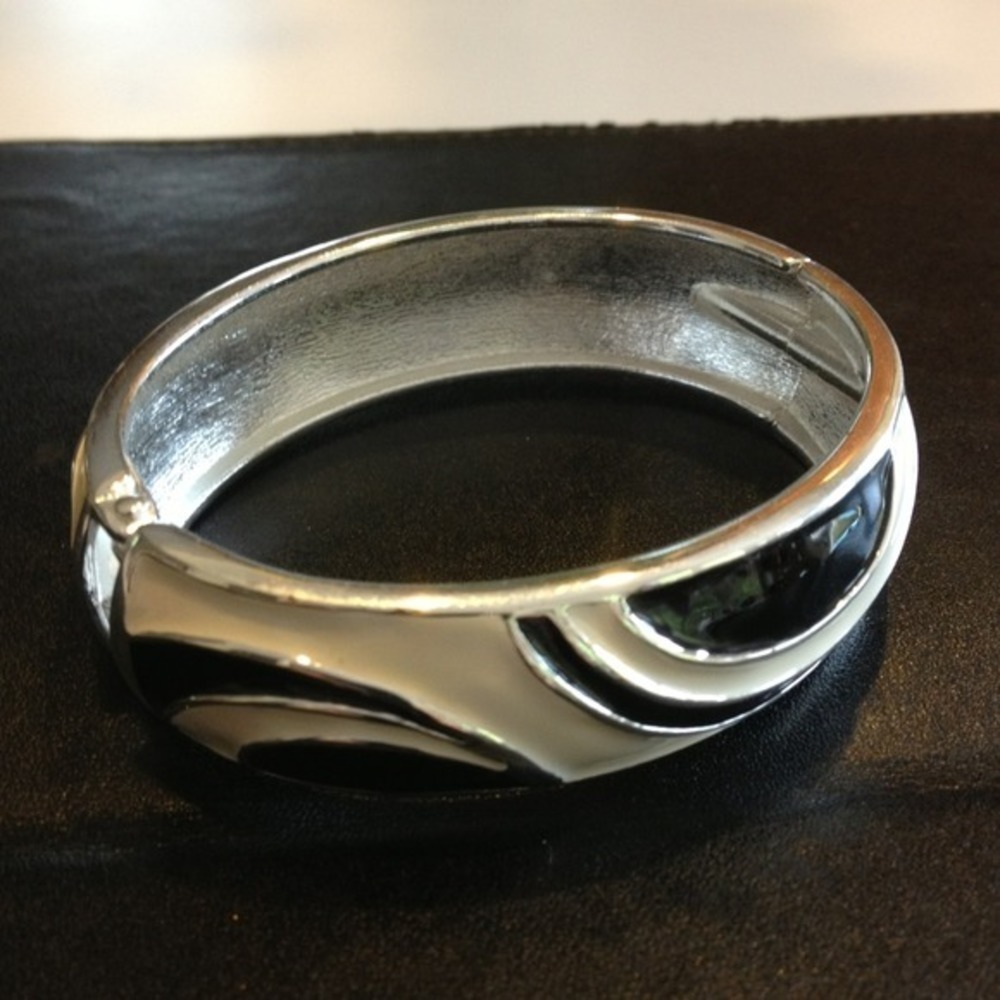 Black and white enamel bracelet